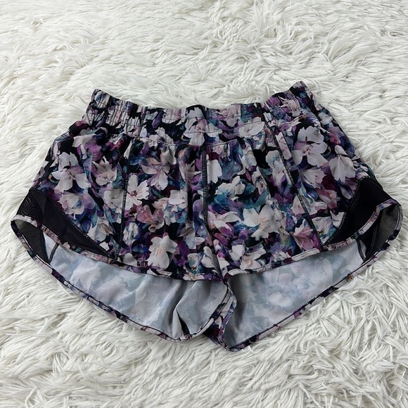 Lululemon Hotty Hot Short II *2.5" Utopia Multi / Deep Phantom - Picture 1 of 4